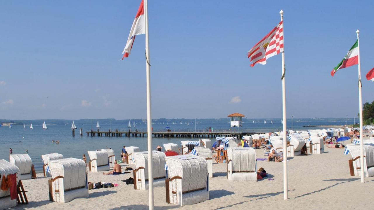 Strandblick Mit Strandkorb & Fahrraedern Gluecksburg Exterior photo